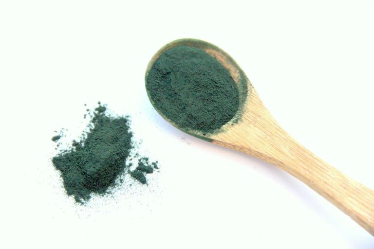 Spiruline et sport : Quand et combien en prendre ?