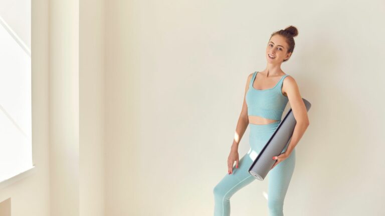 10 minutes de pilates au mur pour l’été!