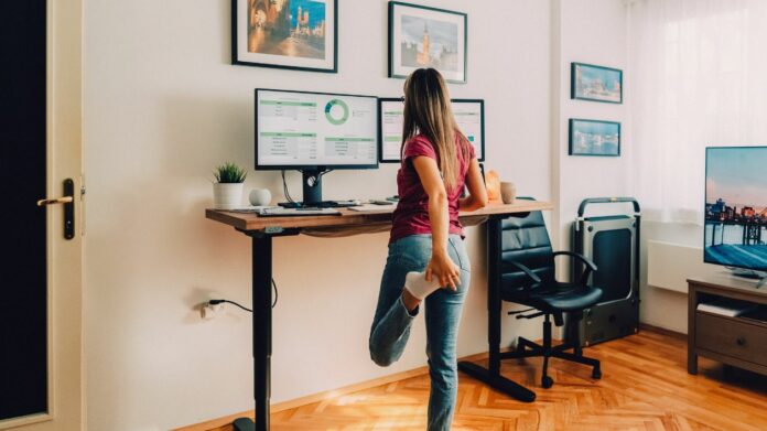 Sport en tenue de travail quand rester active devient possible au bureau
