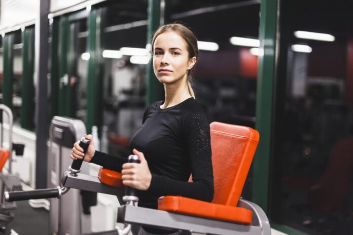 Femmes-Sportives_Les salles de sport féminines transforment-elles l’expérience du fitness en 2026_portrait-athletic-young-woman-gym salles de sport féminines